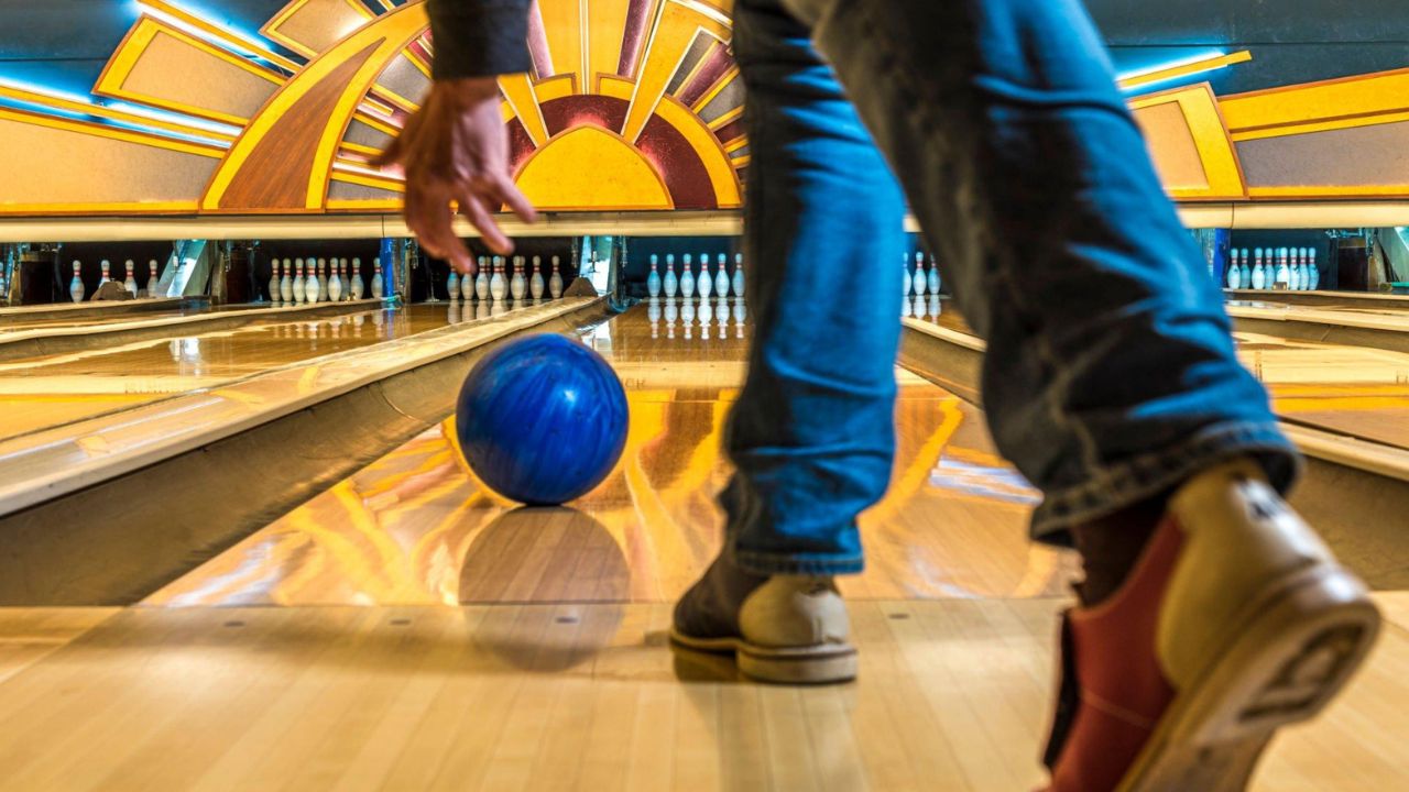 how to throw a bowling ball